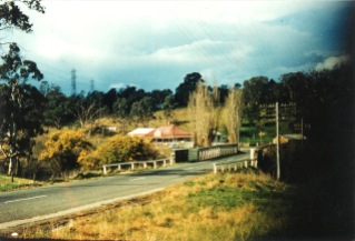 Old Lower Plenty Road Bridge and Plenty Bridge Hotel, c1957. (Source: Picture by Keith Dunse, Shane Stoneham collection)