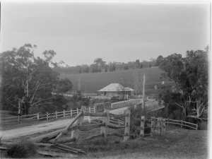 The Lower Plenty Rd Bridge and the Plenty Bridge Hotel, photographed by Mark Daniel, 1900, SLV.